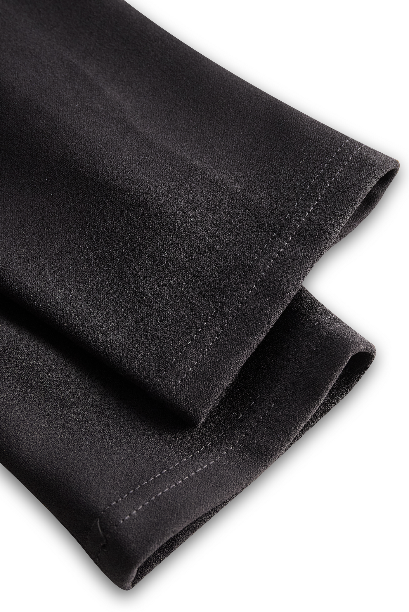 Elegant svart klänning med bälte och mandarinkrage