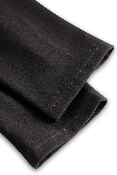 Elegant svart klänning med bälte och mandarinkrage