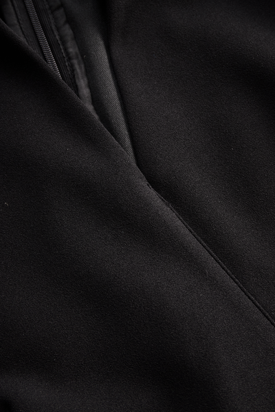 Elegant svart klänning med bälte och mandarinkrage