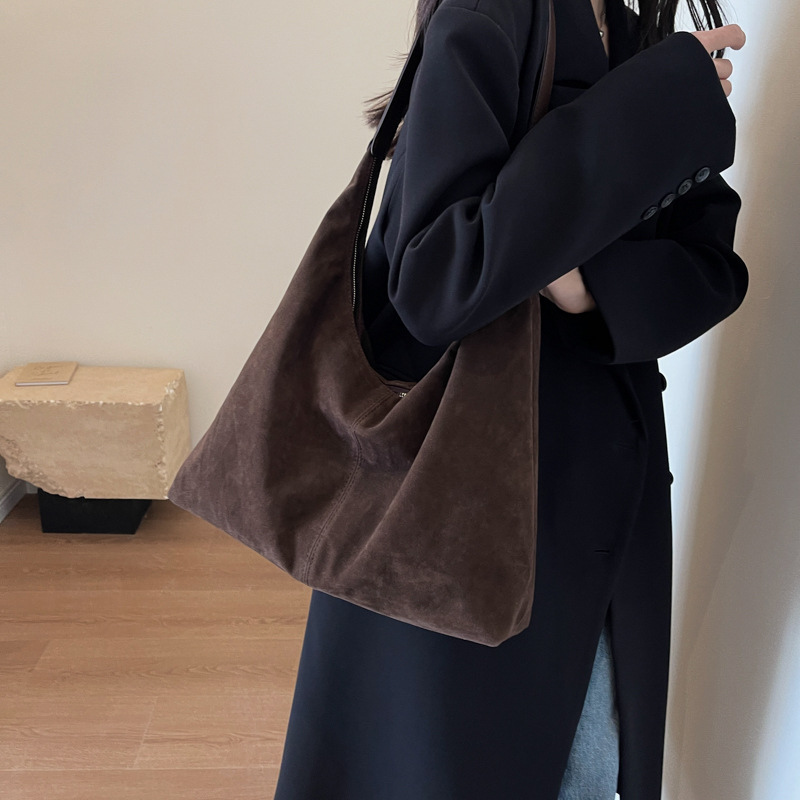 Suede Crescent-väska